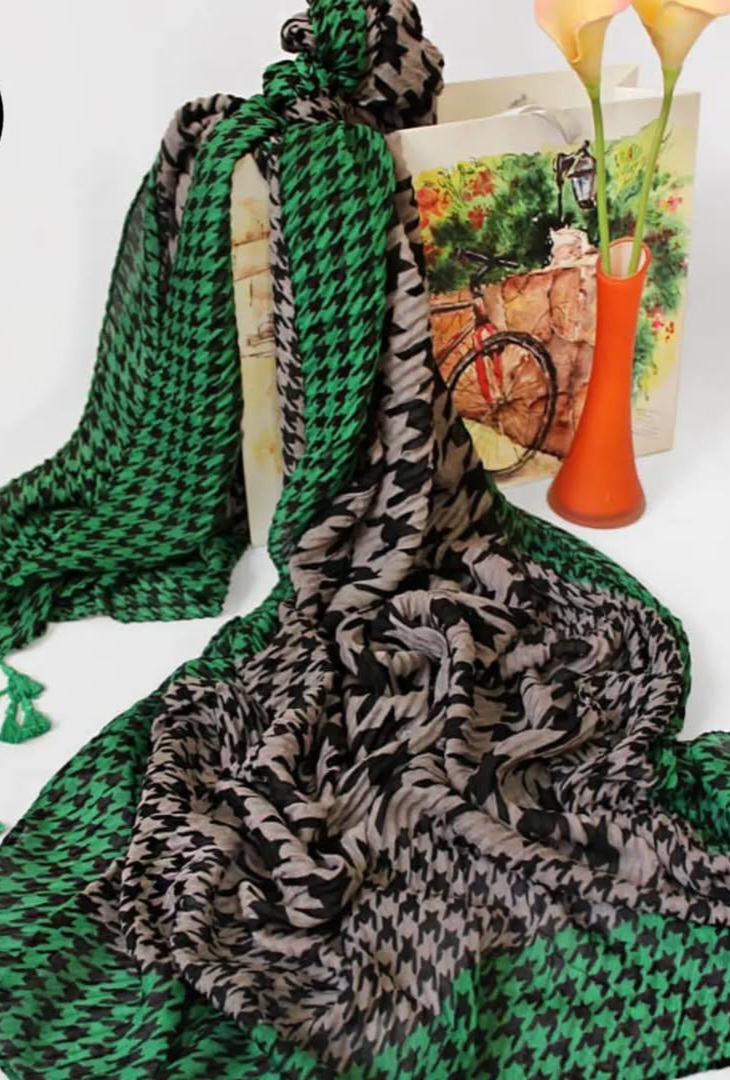 شال نخی پلیسه چاپی طرح پیچازی منگوله دار