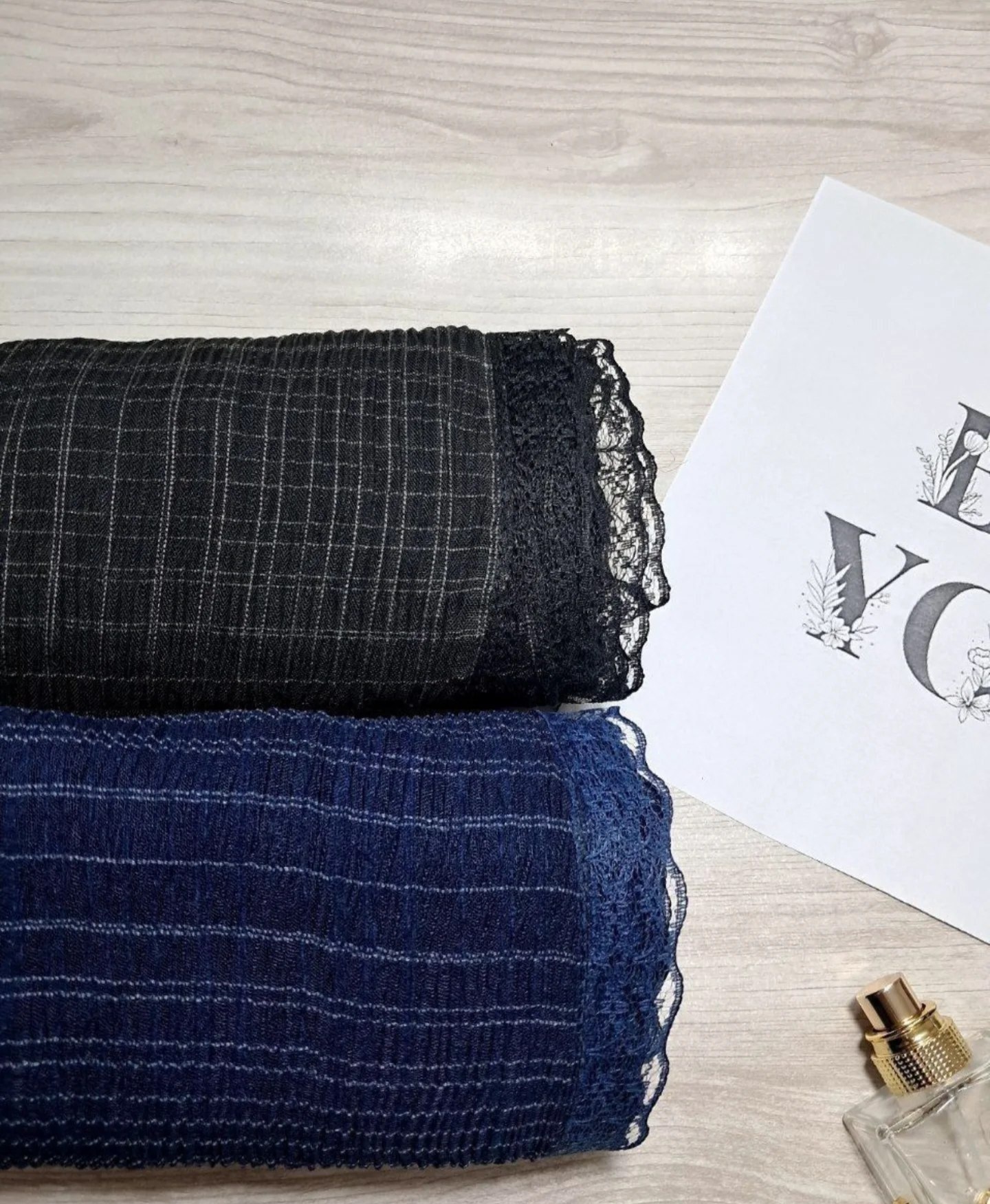 شال برشکا نخی طرح چهارخونه لب دانتل